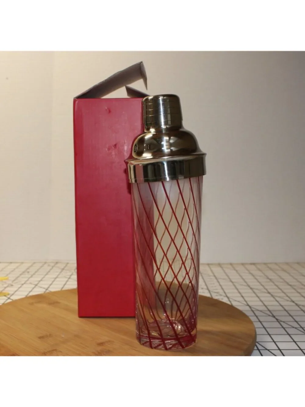 Lenox Holiday Jewel Cocktail Shaker 20oz Glass Red Spiral Lattice Metal Lid Box